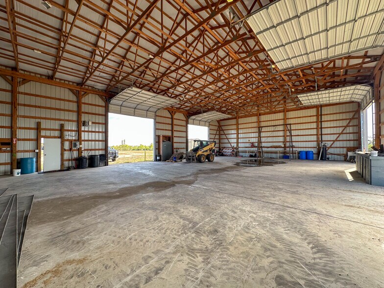More Photos Of 193 Welco Ln, Jourdanton Warehouse For Sale