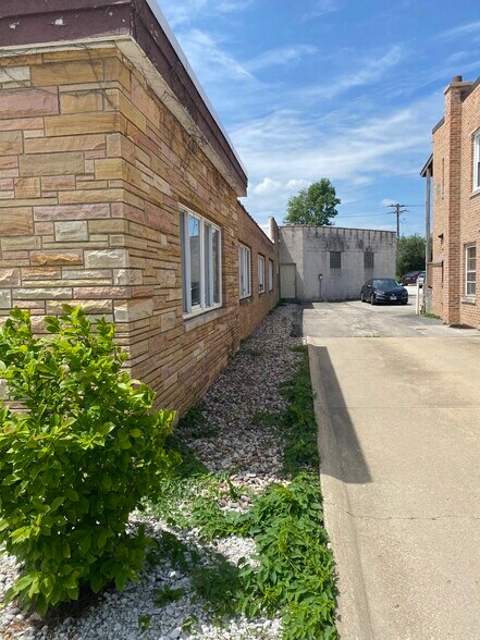 More Photos Of 72-76 N Broadway St, Des Plaines Light Distribution For Sale