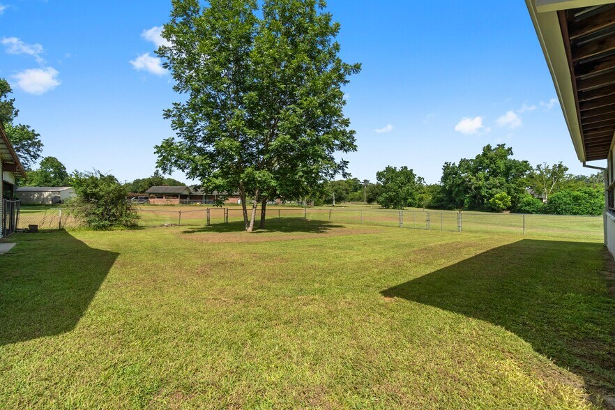 More Photos Of 3318 SH-146S, Livingston Mixed Retail For Sale