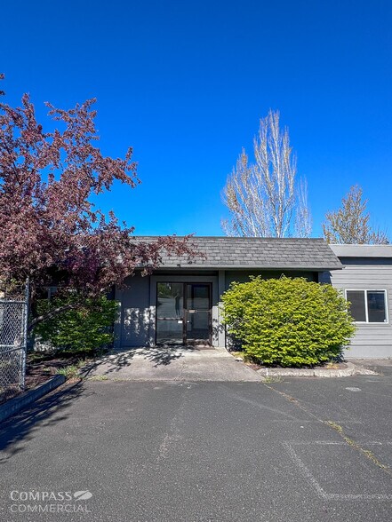 More Photos Of 100 NE Hawthorne Ave, Bend Flex For Lease