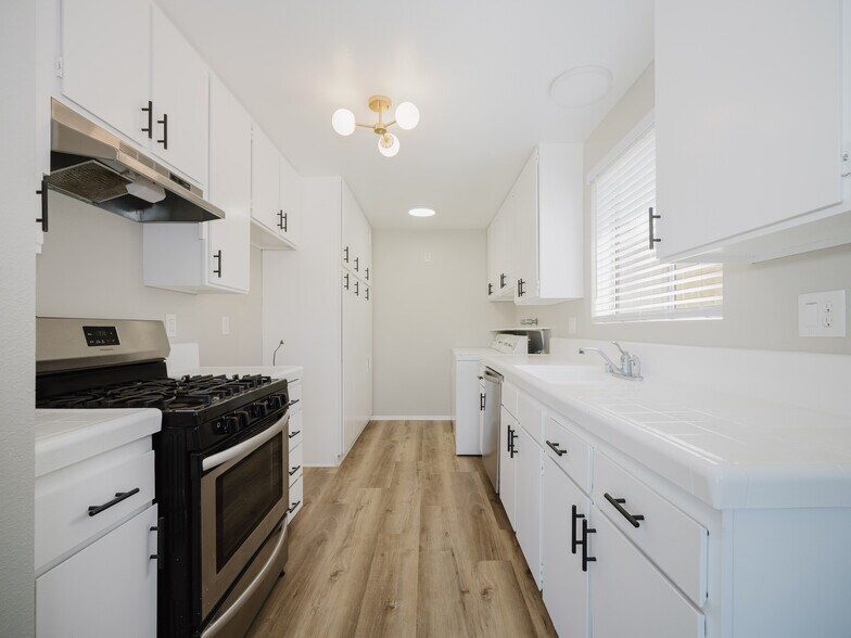 More Photos Of 1918 Canal St, Venice Apartments For Sale