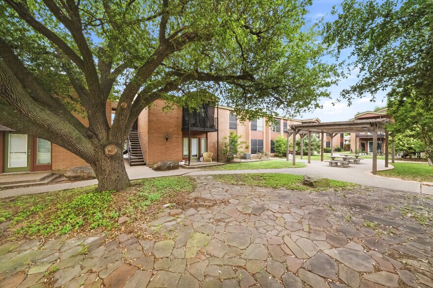 More Photos Of 611 S Ennis St, Bryan Apartments For Sale