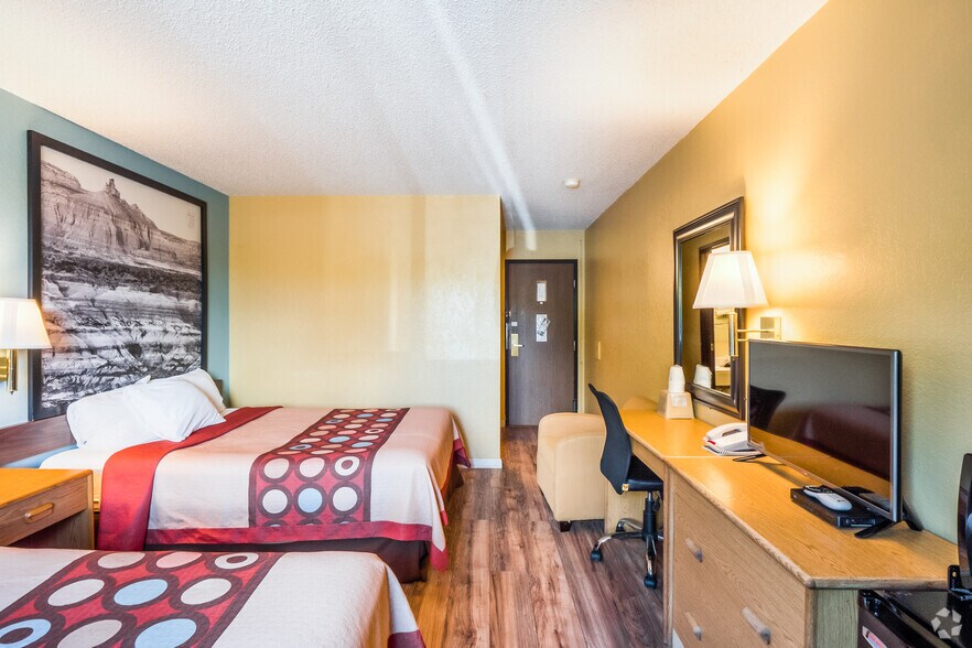 More Photos Of 1610 Cedar St, Raton Hotel For Sale