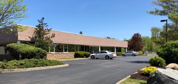 More Photos Of 100 Commerce Dr, New Windsor Township Office For Lease