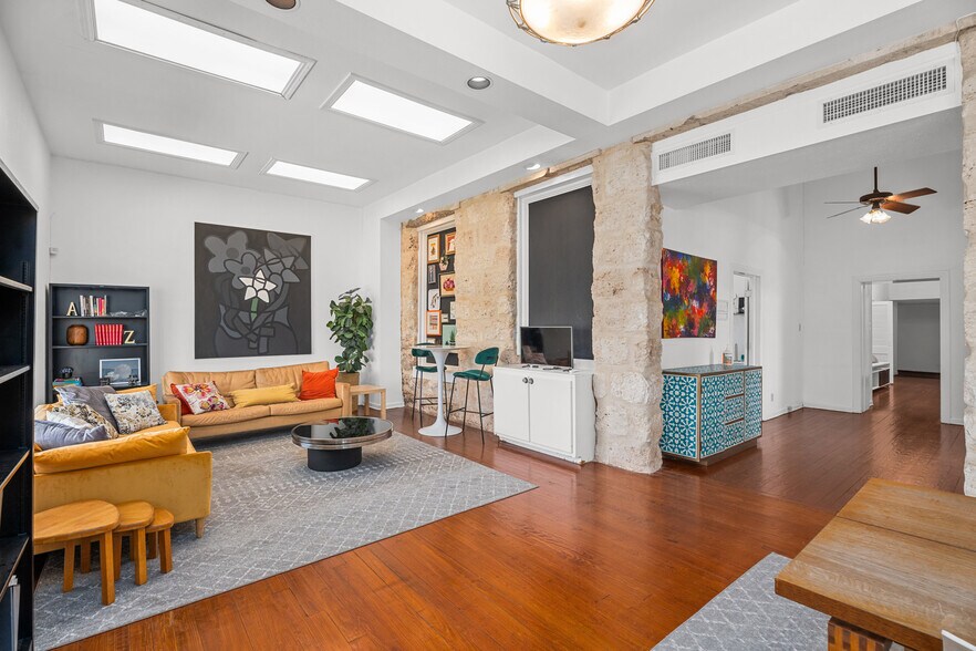 More Photos Of 1002 N Flores St, San Antonio Loft Creative Space For Lease