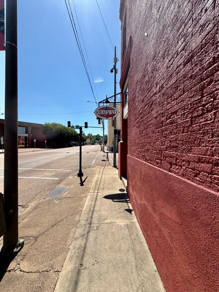 More Photos Of 100 S Main St, Yazoo City Flex For Sale