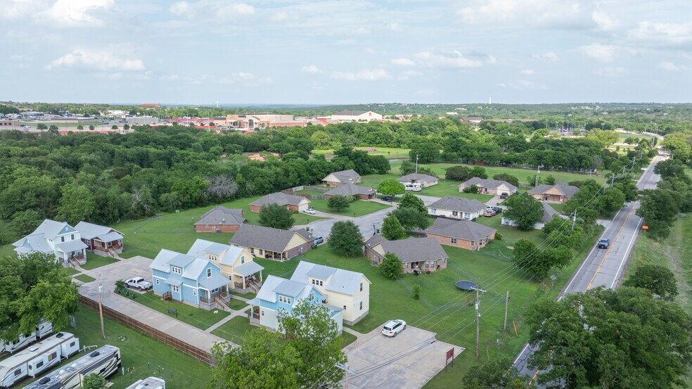 More Photos Of 1804 SW Barnard St, Glen Rose Apartments For Sale