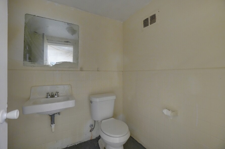 More Photos Of 10301 Whittier Ave, Detroit Auto Repair For Sale