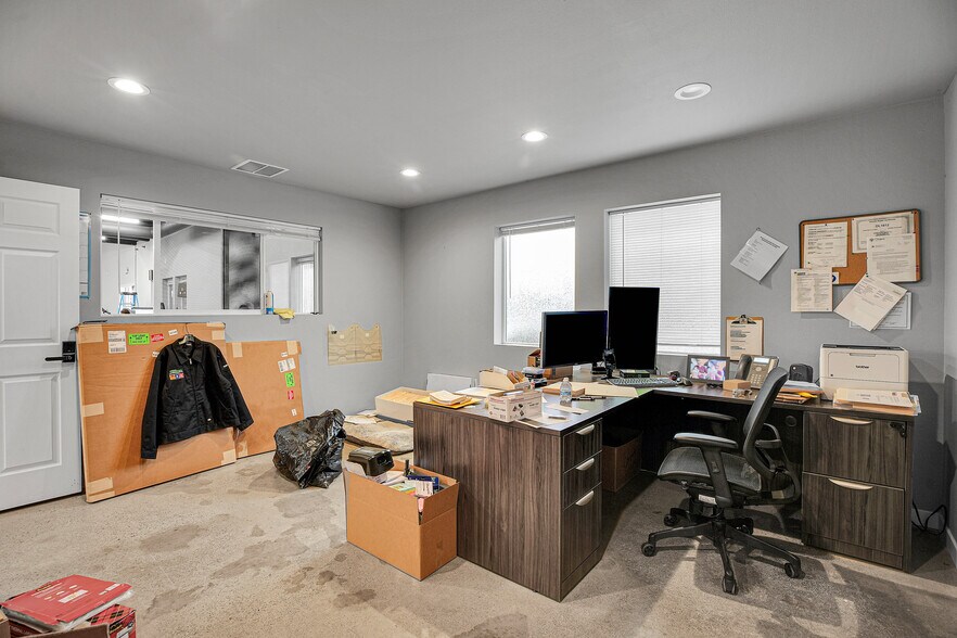 More Photos Of 993 NE Kane Dr, Gresham Freestanding For Lease