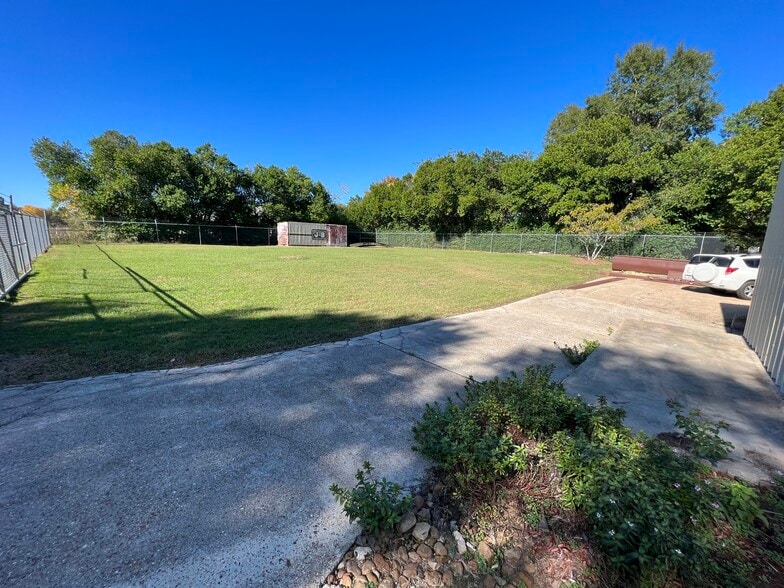 More Photos Of 401 Industrial Park Ln, Willis Warehouse For Sale