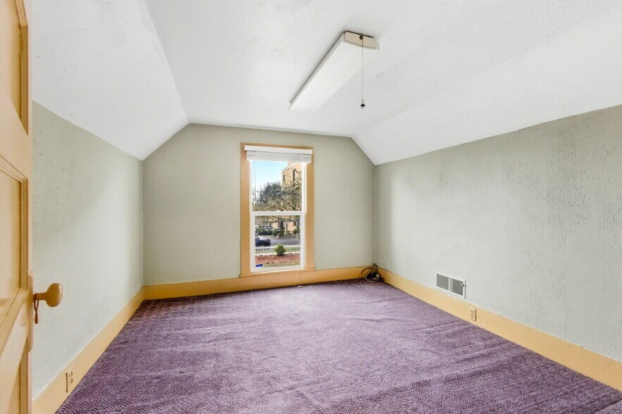 More Photos Of 830 Saginaw St S, Salem Medical For Sale