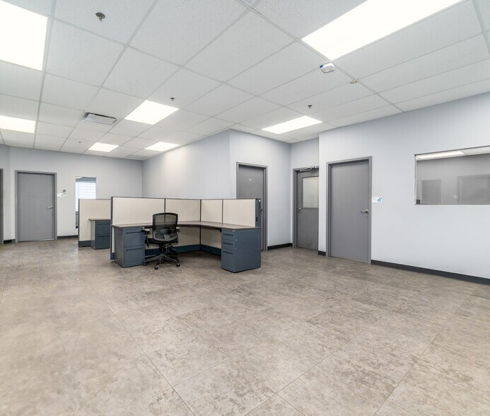 More Photos Of 90 Rue De Rotterdam, Saint-Augustin-de-Desmaures Warehouse For Lease