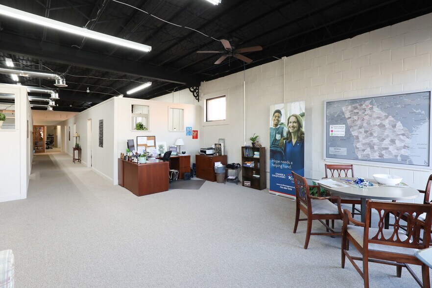 More Photos Of 18 W Currahee St, Toccoa Showroom For Sale