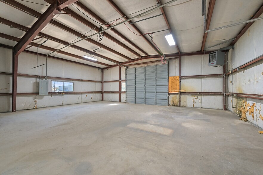More Photos Of 314 E Walker St, League City Warehouse For Lease