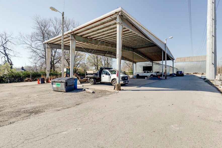 More Photos Of 807 S Fillmore Ave, Kirkwood Self Storage For Lease