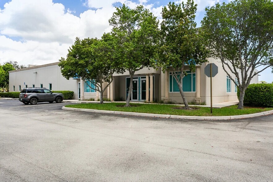 More Photos Of 2860 W State Road 84, Fort Lauderdale Office For Lease