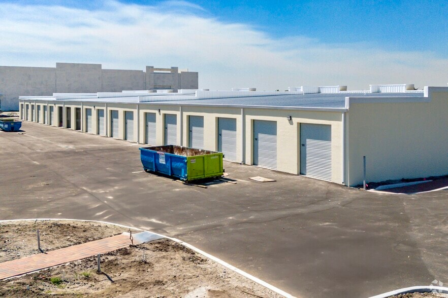 More Photos Of 11950 SW Tom Mackie Blvd, Port Saint Lucie Light Manufacturing For Lease