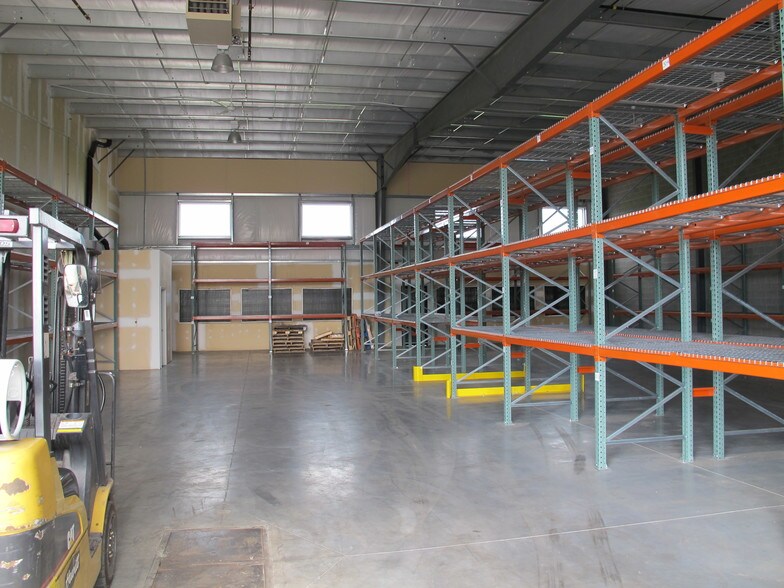 More Photos Of 11121 83rd Ave, Fort Saskatchewan Warehouse For Lease