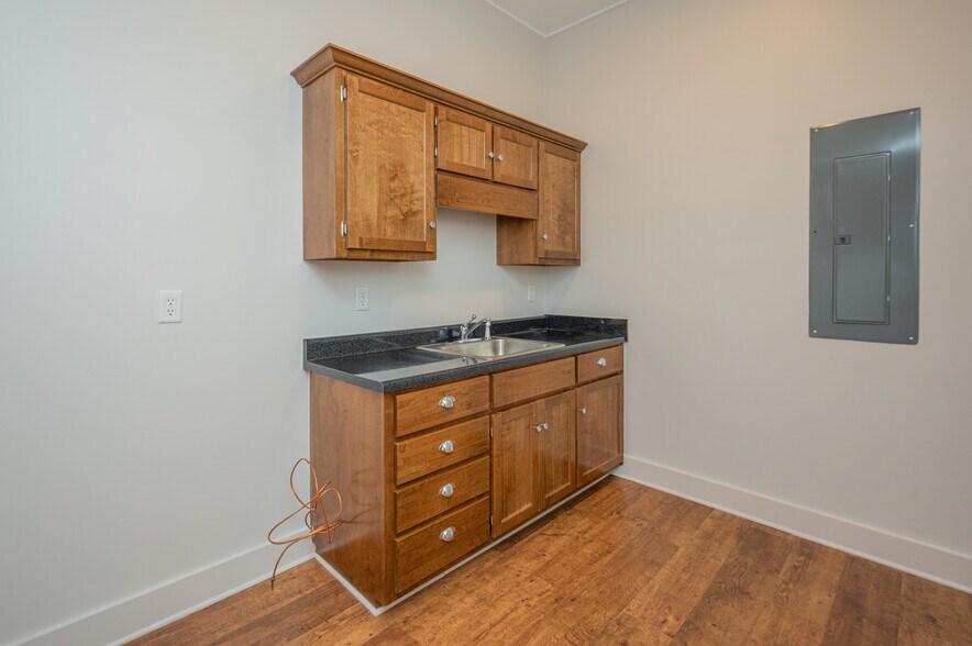 More Photos Of 911 Creekside Ct, Helena Storefront Retail Residential For Sale