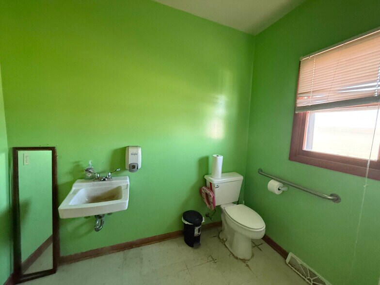 More Photos Of 44003 Road 801, Broken Bow Veterinarian Kennel For Sale