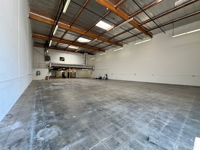 More Photos Of 24922 Anza Dr, Valencia Warehouse For Lease