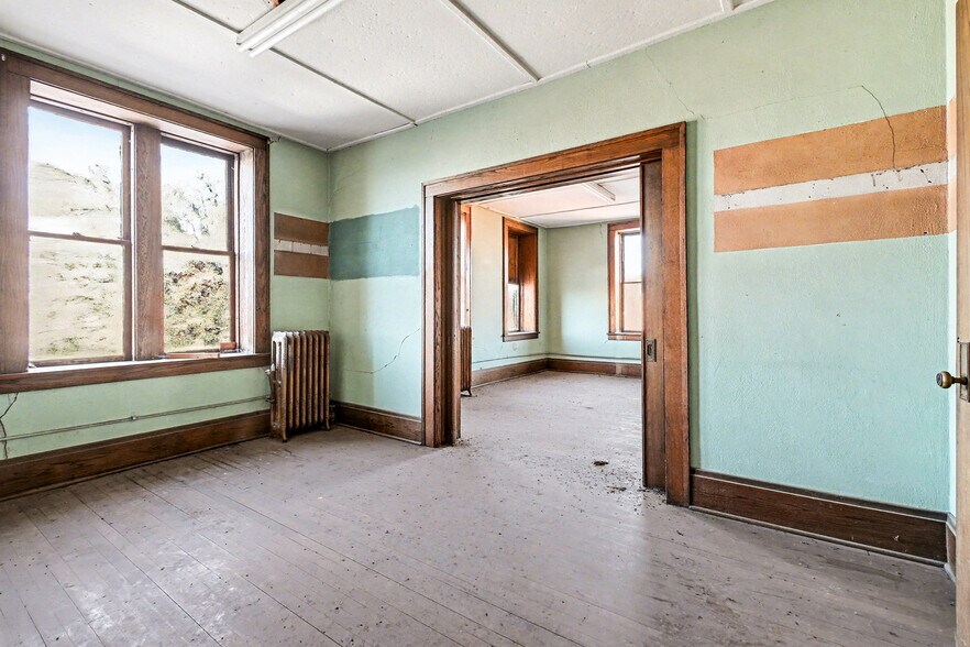 More Photos Of 422 E Coolbaugh St, Red Oak Storefront Retail Office For Sale