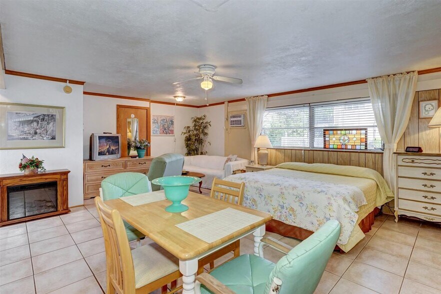 More Photos Of 1064 Broadway, Dunedin Hotel For Sale