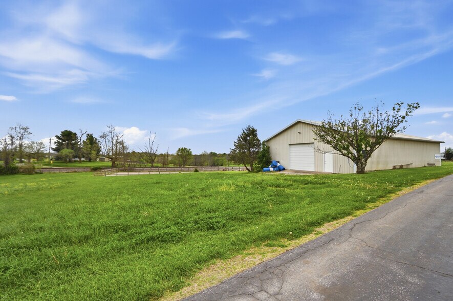 More Photos Of 1532 Eads Rd, Verona Flex For Sale