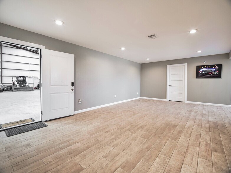 More Photos Of 109 Alamirah, Hutto Warehouse For Lease