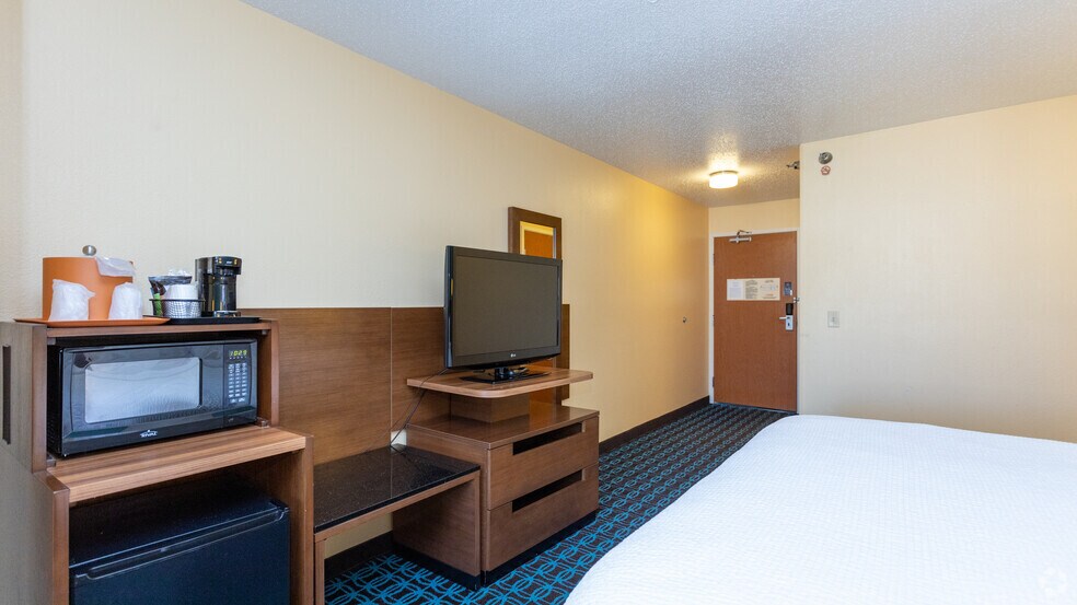 More Photos Of 5200 Cardinal Square Blvd, Saginaw Hotel For Sale