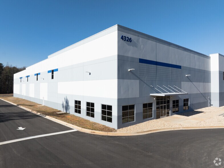 More Photos Of 4326 Avery Dr, Flowery Branch Distribution For Lease