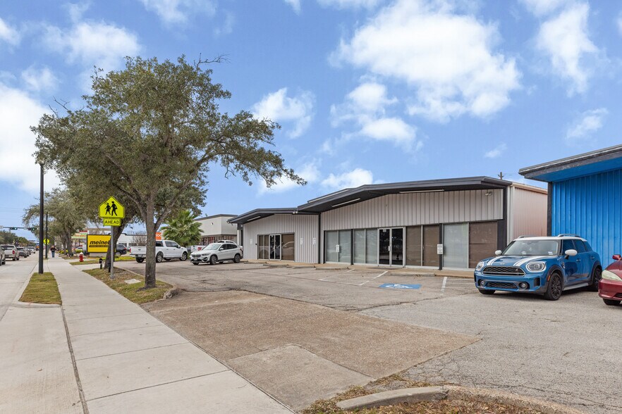 More Photos Of 408 Nasa Rd 1, Webster Freestanding For Sale