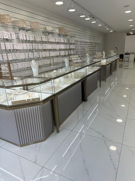More Photos Of 1929 NW 20th St, Miami General Retail For Lease
