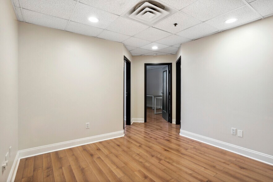 More Photos Of 2112 Walnut St, Philadelphia Office Residential For Sale