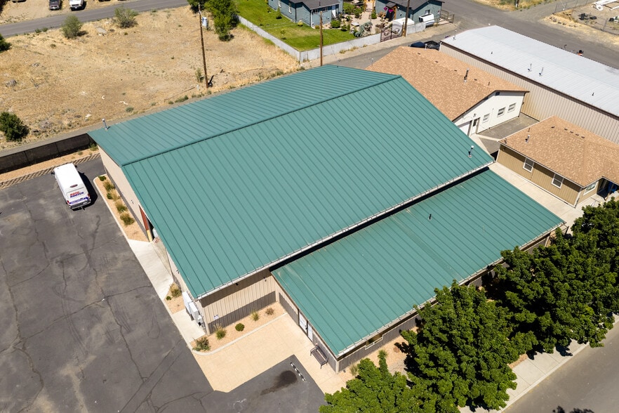 More Photos Of 335 SE Jackson St, Redmond Warehouse For Sale