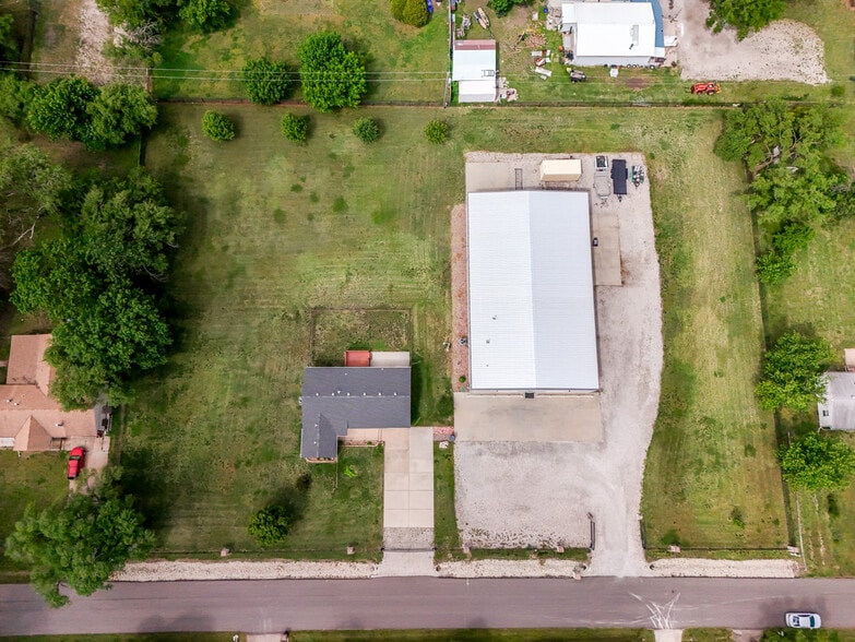 More Photos Of 2325 S Crest St, Wichita Warehouse For Sale