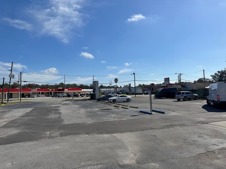 More Photos Of 8804 66th St N, Pinellas Park Bar For Lease