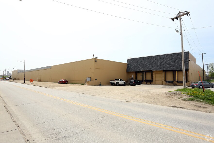 More Photos Of 1500 Delaware Ave, Des Moines Distribution For Lease