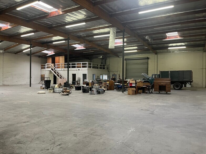 More Photos Of 440 E Walnut Ave, Fullerton Warehouse For Lease