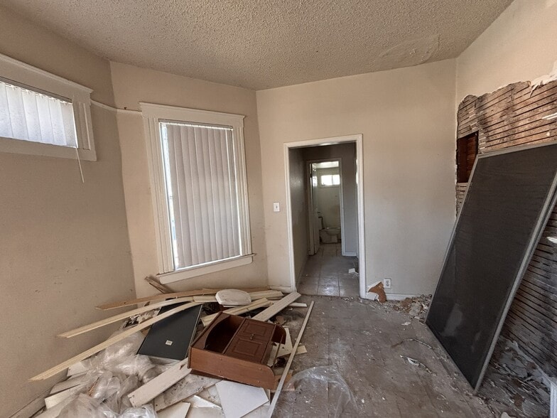 More Photos Of 933 E 28th St, Los Angeles Multifamily For Sale