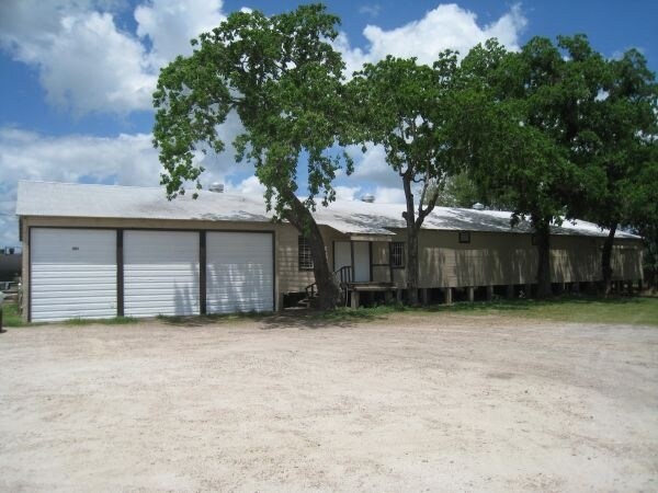 Primary Photo Of 1503 Avenue G, Rosenberg Warehouse For Lease
