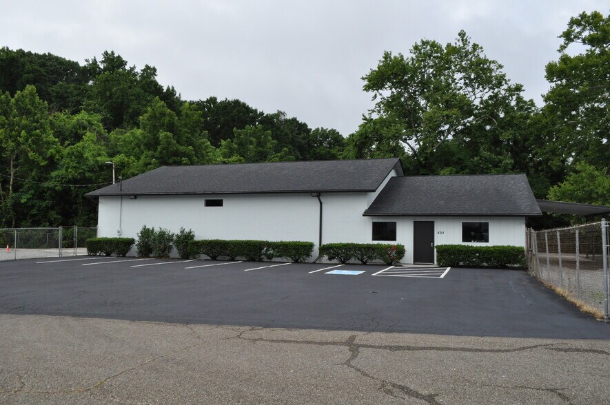 Primary Photo Of 4701 Hubbs Ln, Knoxville Office For Sale