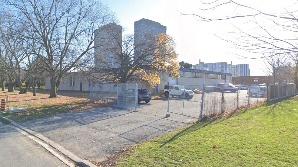 More Photos Of 100 Thorncliffe Park Dr, Toronto Supermarket For Lease