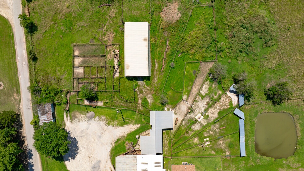 More Photos Of 1853 S Broadway St, Coalgate Flex For Sale