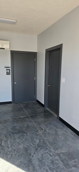 More Photos Of 120 W Giltner Rd, Doniphan Warehouse For Lease