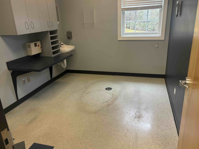 More Photos Of 1228 1st St N, Alabaster Office For Lease
