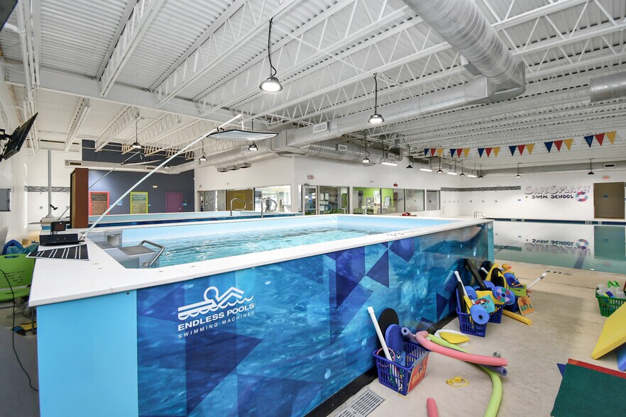 More Photos Of 10423 N Sam Houston Pky E, Humble Sports And Entertainment For Sale