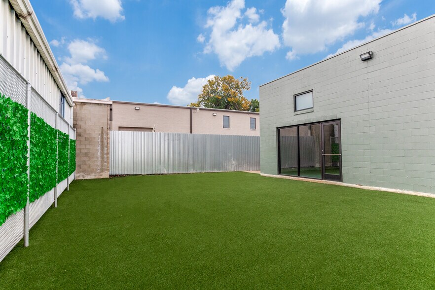 More Photos Of 4840 Memphis St, Dallas Warehouse For Sale