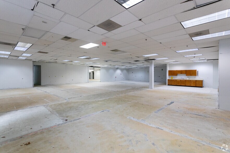 More Photos Of 6 Terri Ln, Burlington Light Distribution For Lease