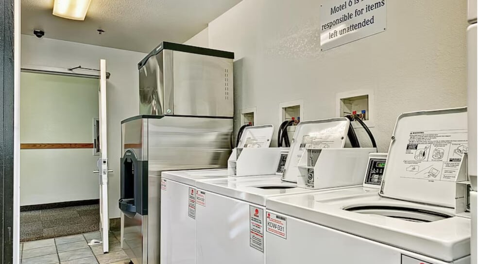 More Photos Of 1535 W Milwaukee Ave, Glenview Hotel For Sale